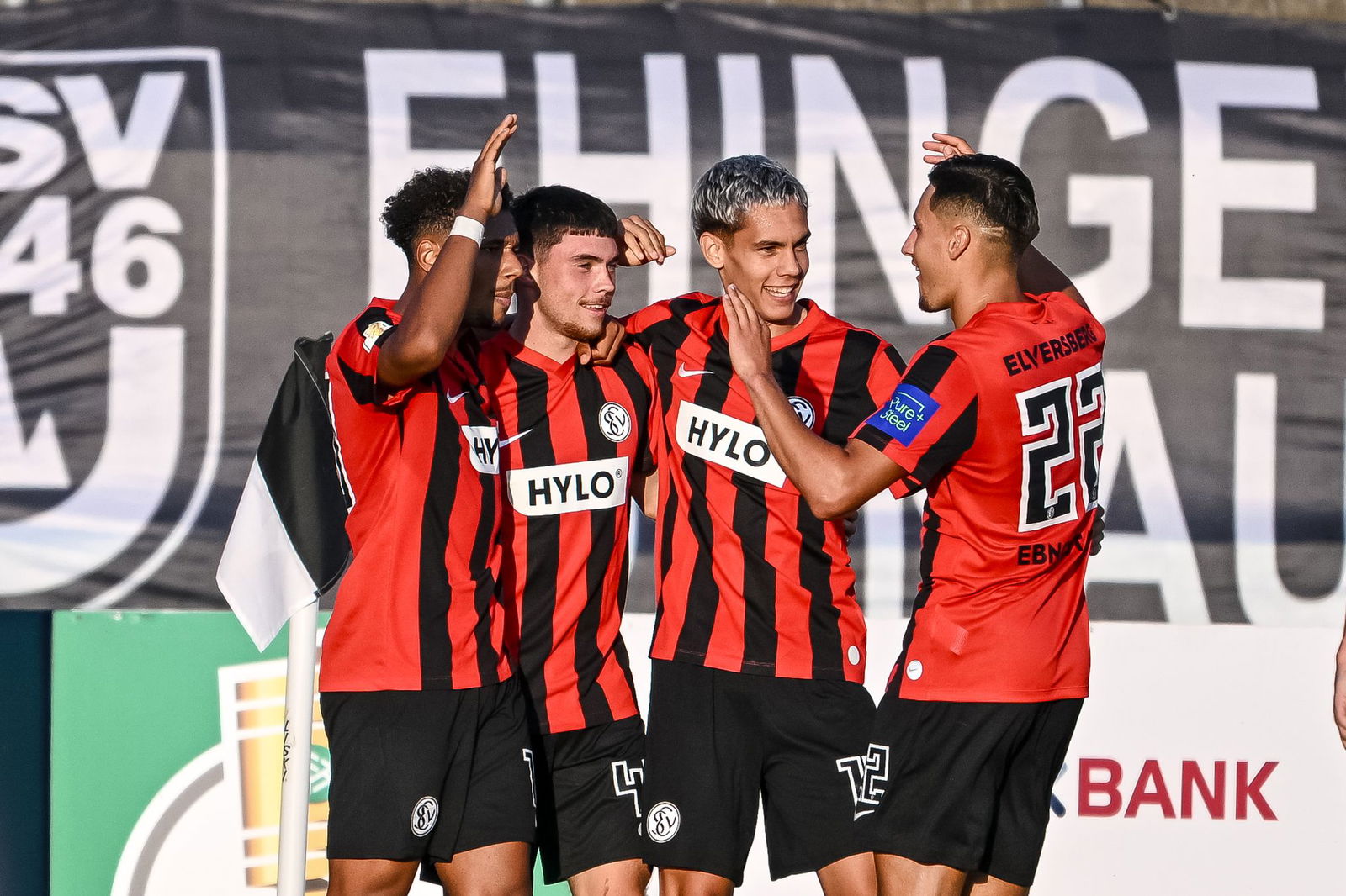 Elversberg bejubelt das 1:0 in Um.