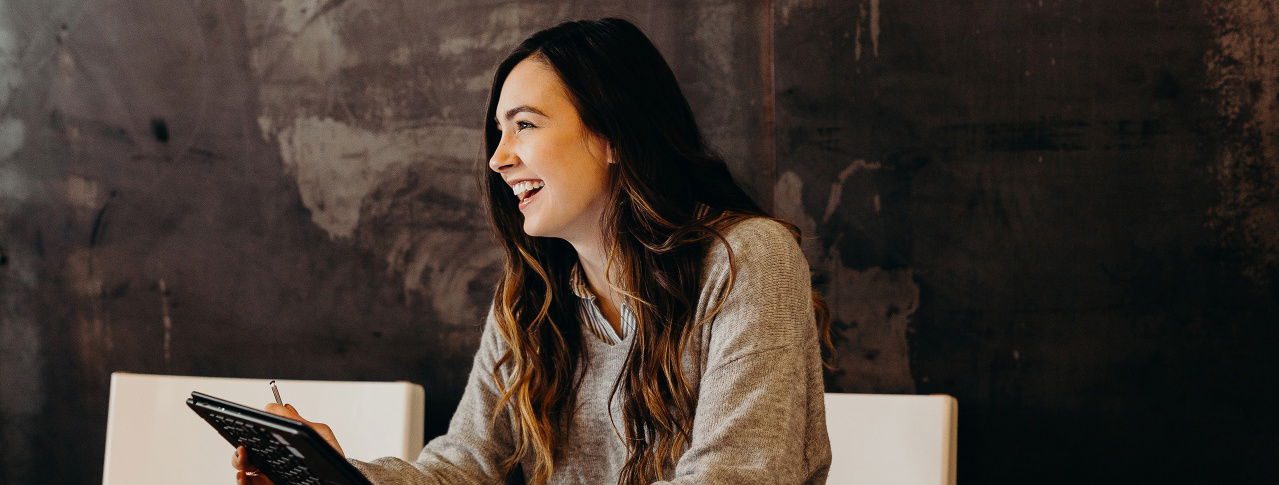 frau lacht, schaut links
