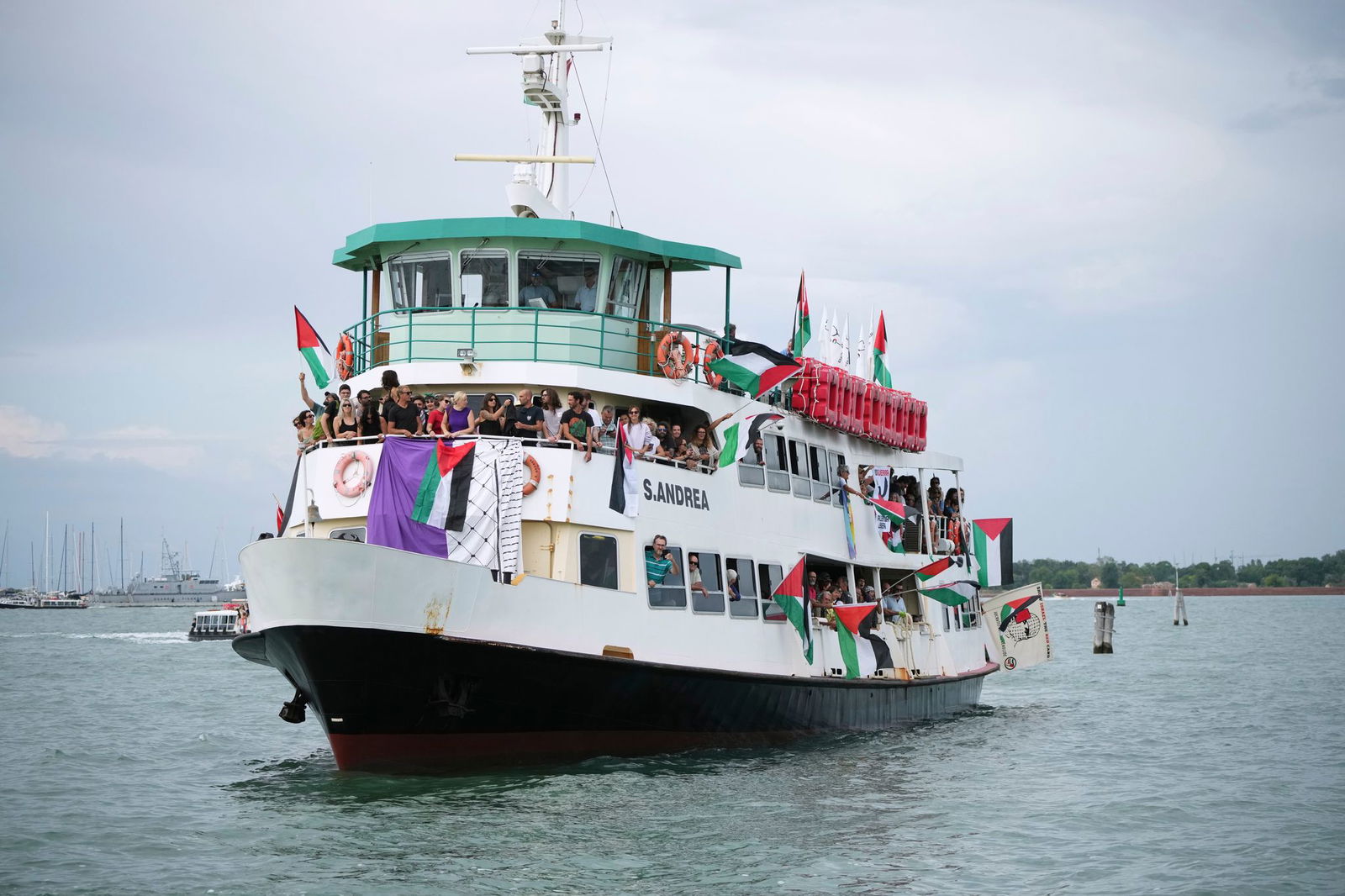 Demonstranten auf dem Weg zur Insel Lido, wo auch das Festival stattfindet. 