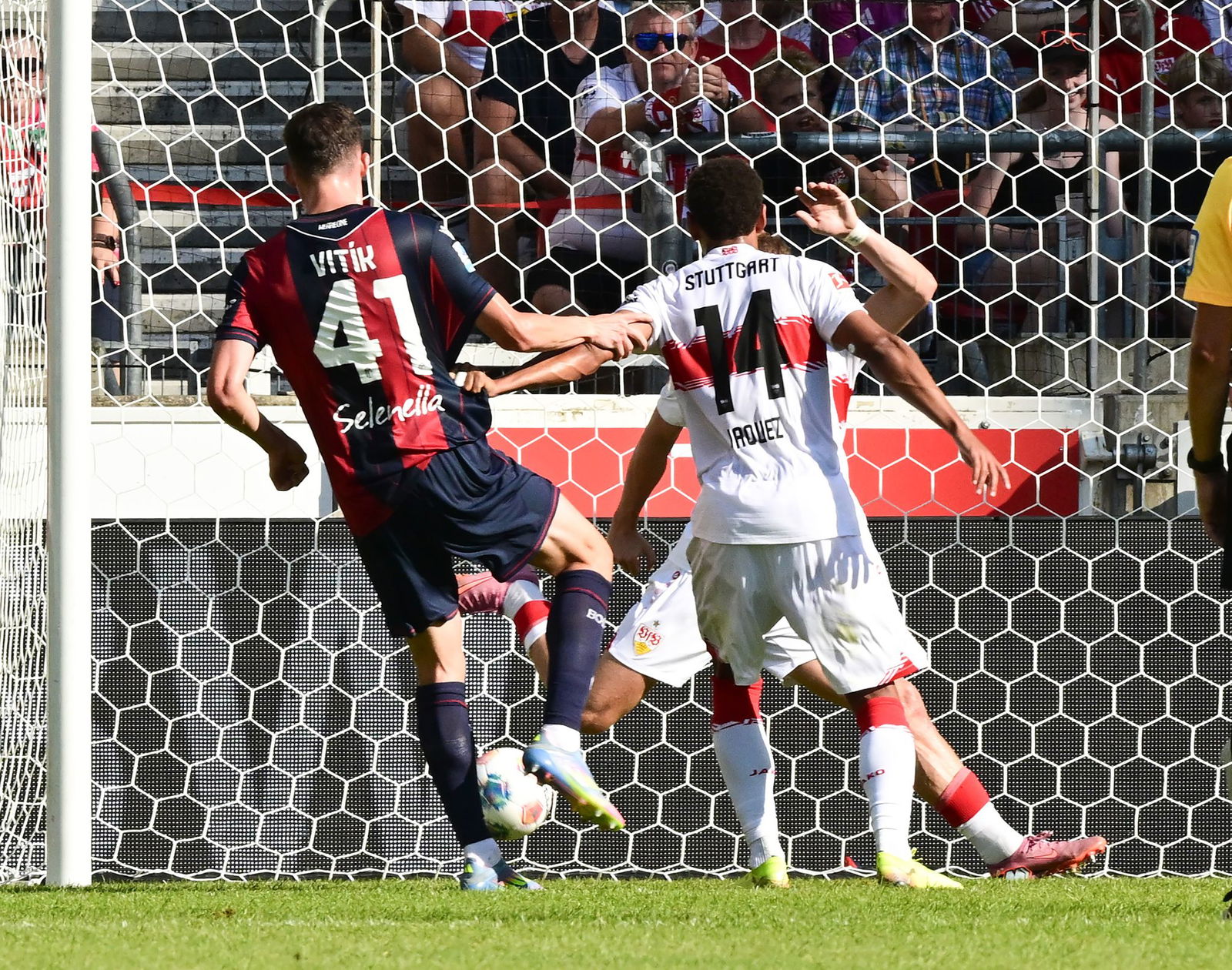 Martin Vitik (l) brachte den FC Bologna mit 1:0 in Führung.