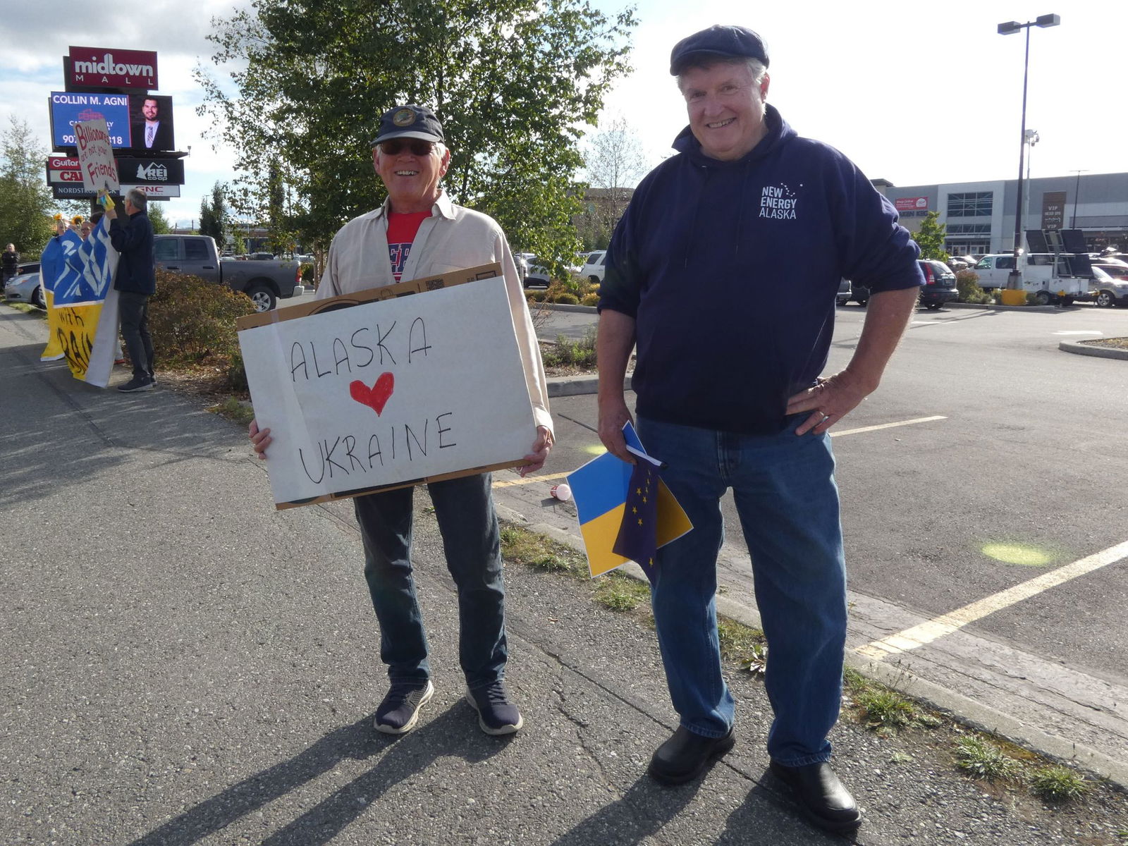Zwei von etwa 140 Demonstranten, die am Tag vor des Gipfels zum Protest gekommen sind. 