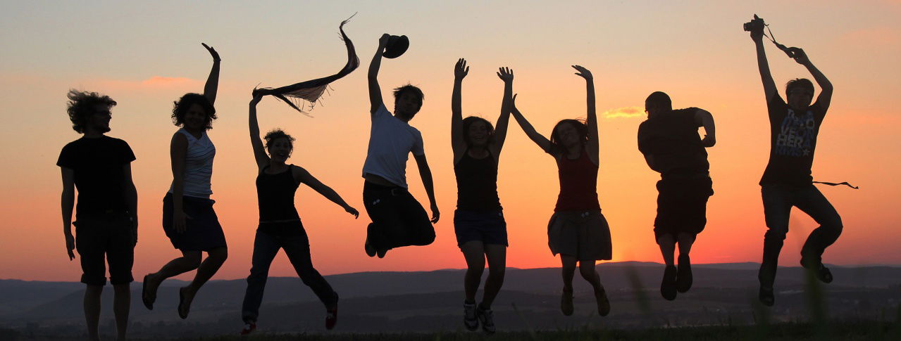 Menschen springen in Himmel