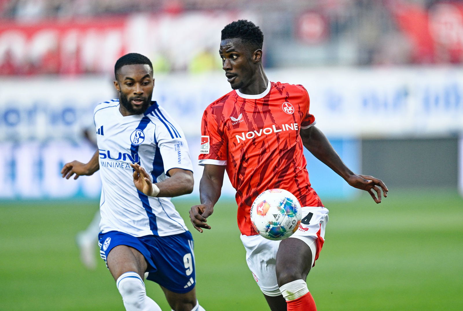 Der FC Schalke 04 um Moussa Sylla (l) unterlag dem 1. FC Kaiserslautern um Maxwell Gyamfi (r).