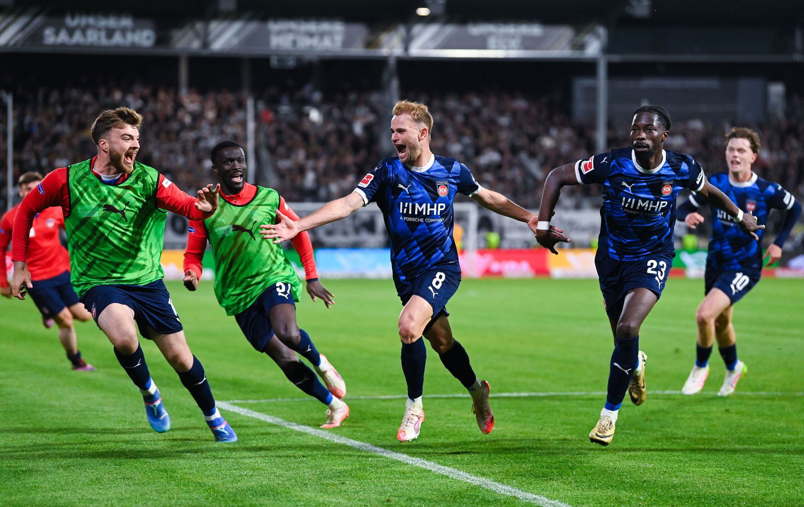 Relegations-Held: Heidenheims Leonardo Scienza (M.) traf zum Sieg in Elversberg.