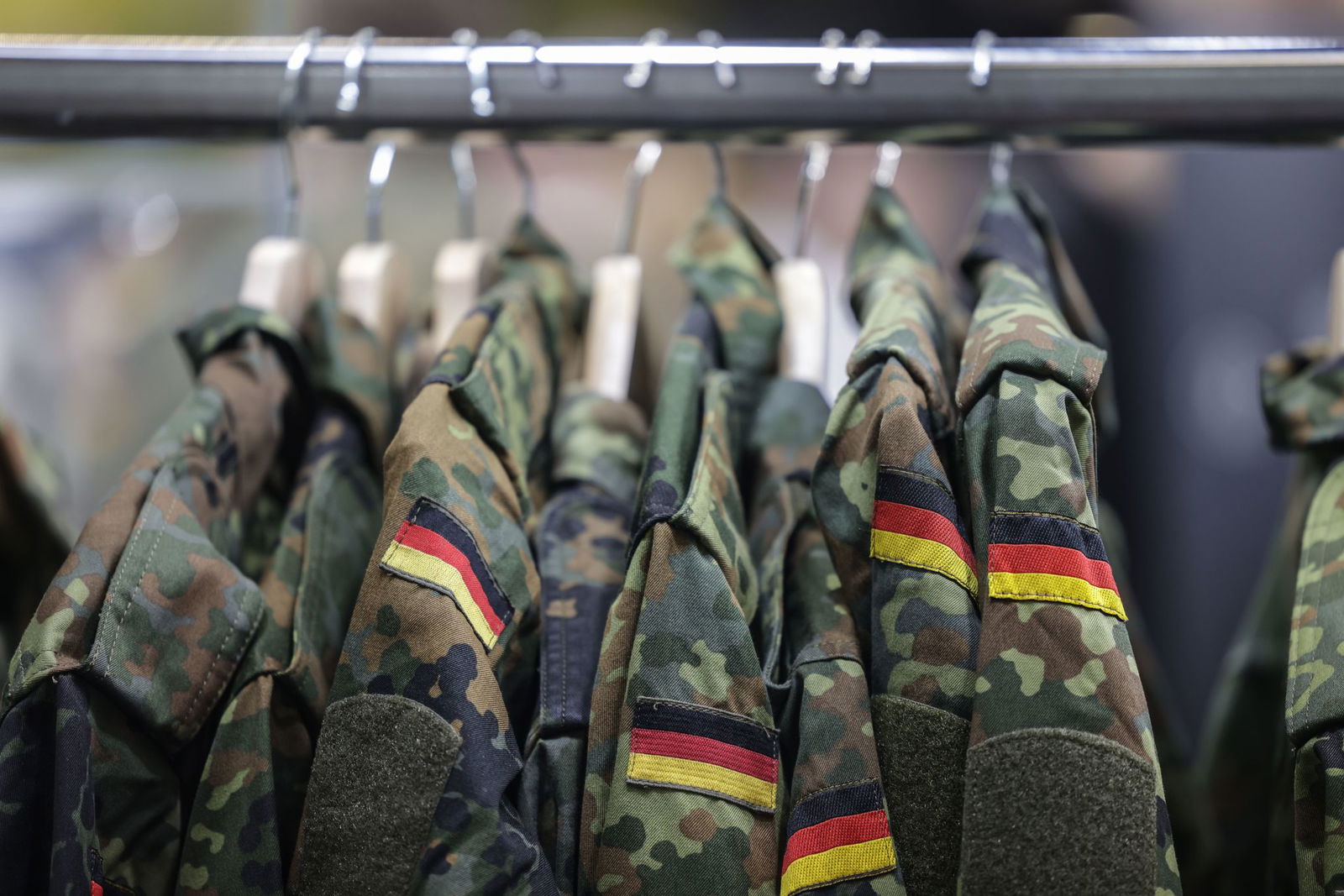 Wie lassen sich die Uniformjacken an den Mann oder die Frau bringen: Die Bundeswehr braucht 80.000 zusätzliche Soldaten. (Archivfoto)