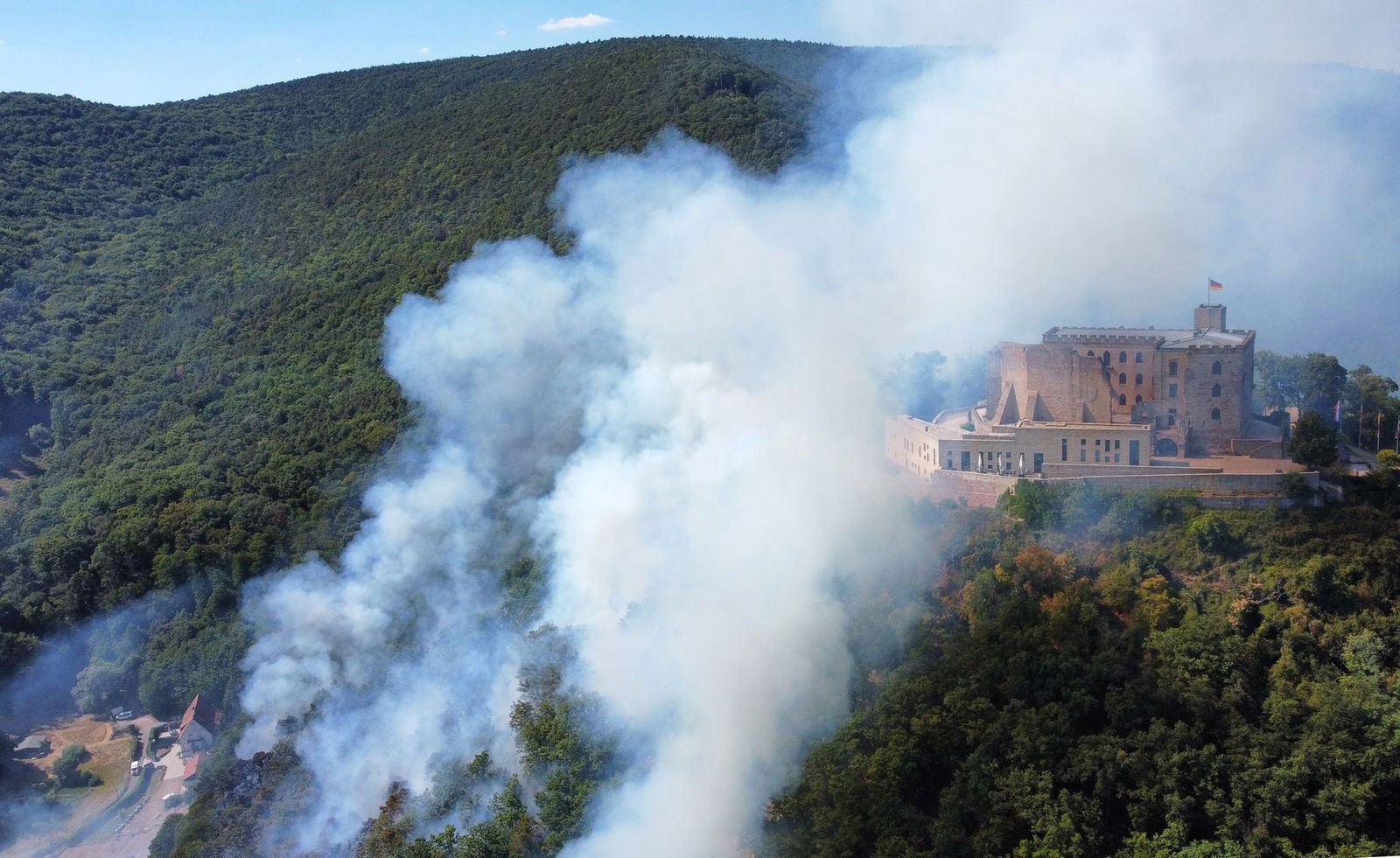 Der Brand unterhalb des Hambacher Schlosses 2022 war einer der bisher spektakulärsten im Land. (Archivbild)