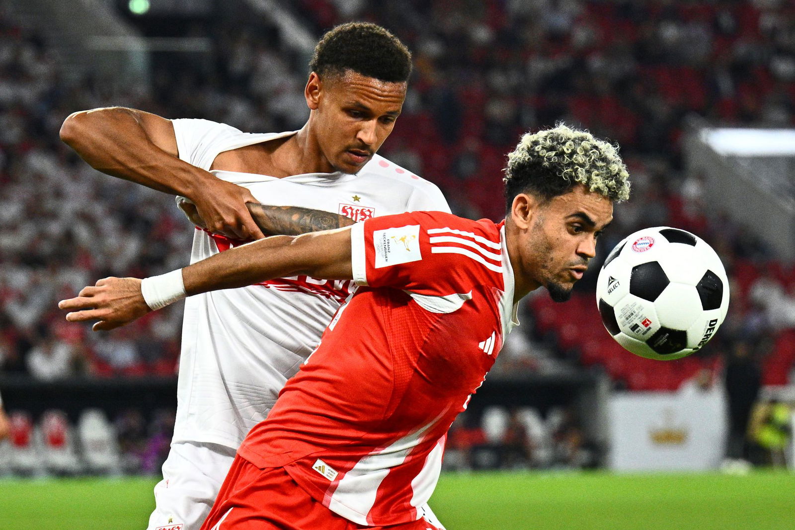 Luca Jaquez wehrt sich gegen Bayerns 70-Millionen-Euro-Zugang Luis Díaz.