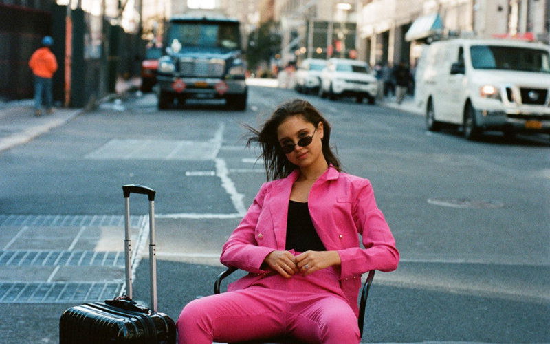 frau auf straße, pinker anzug