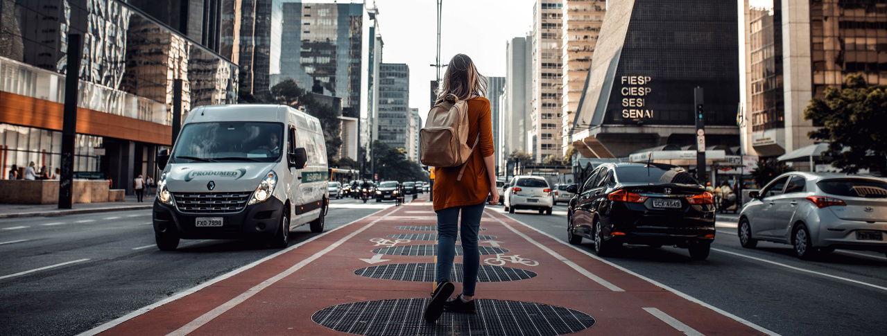 Frau auf straße zwischen autos