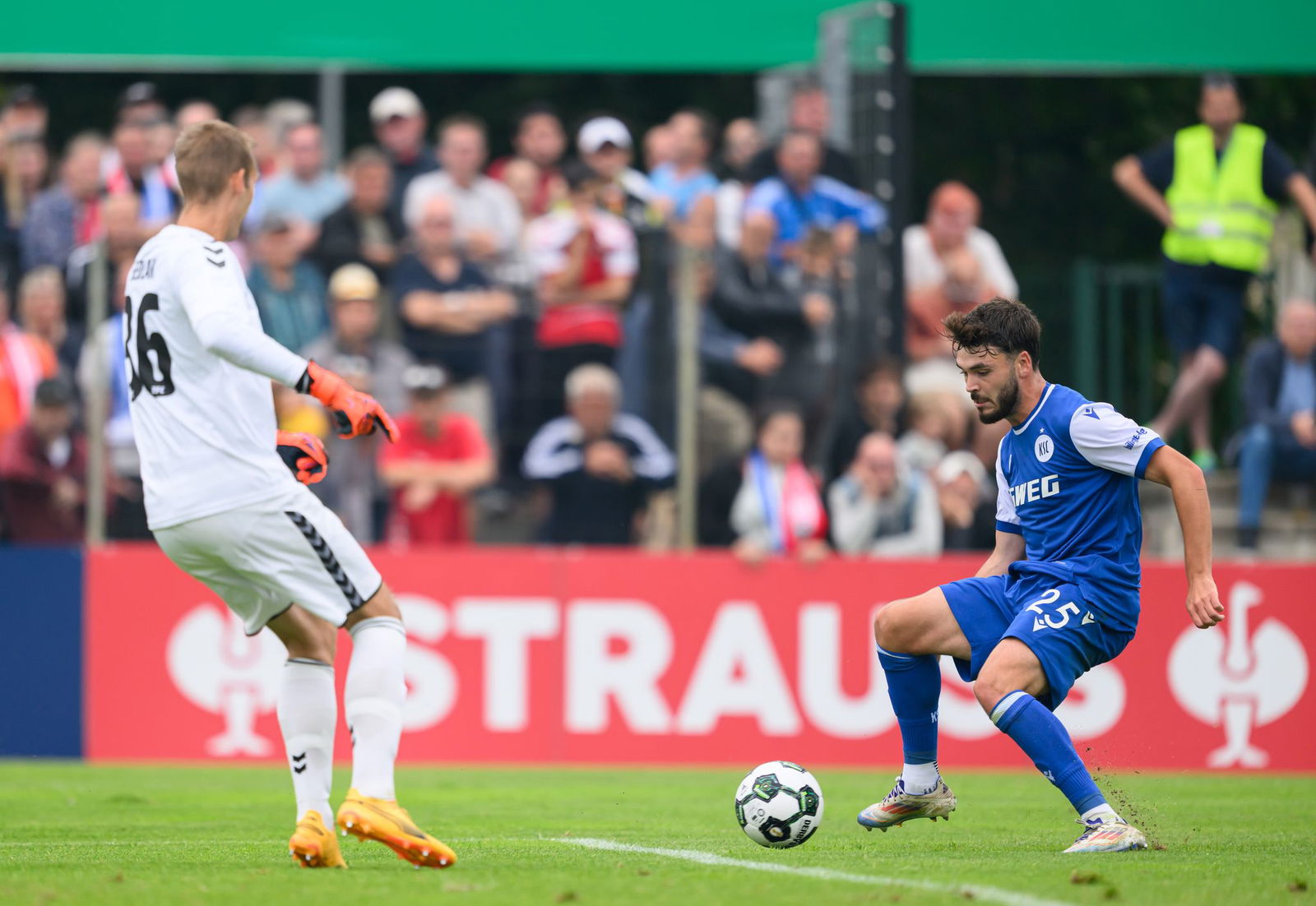  Lilian Egloff (Karlsruher SC, r) erzielt gegen Torwart Lukas Sedlak (Meuselwitz) das Tor zum 0:4.
