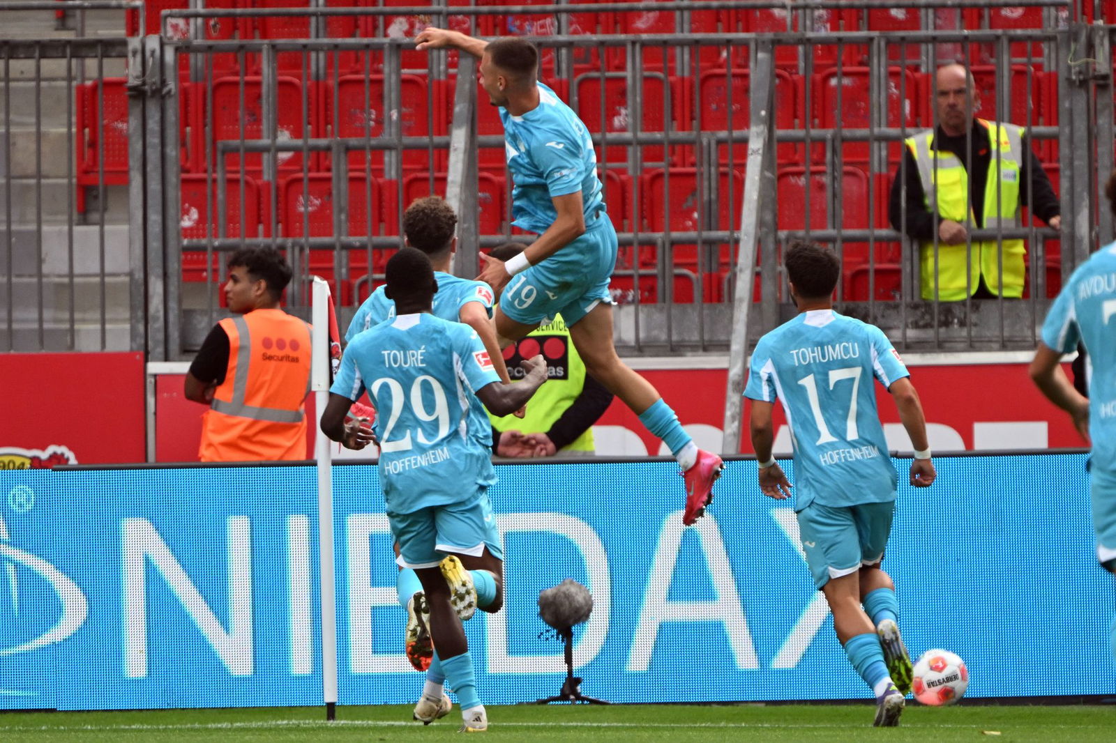 Hoffenheim jubelt über das Tor zum 2:1.