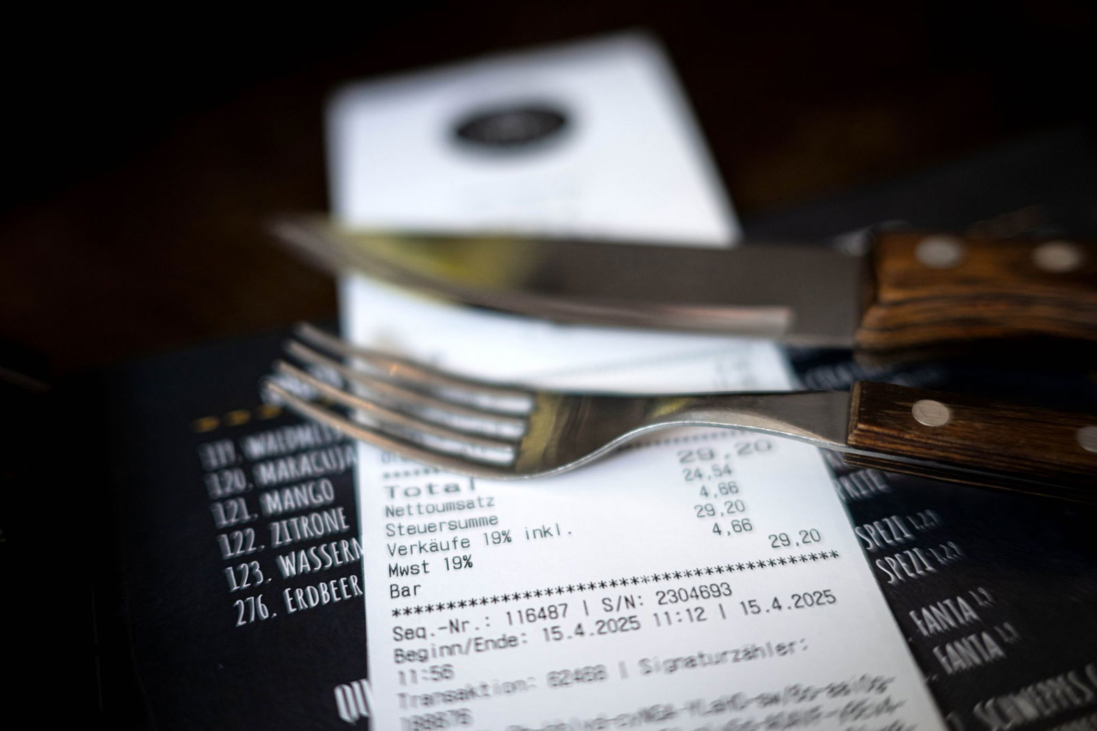 In einem Esslinger Restaurant wird deutlich darum gebeten, sich schon vor dem Essen auf getrennte oder gesplittete Rechnungen zu einigen. (Symbolbild)