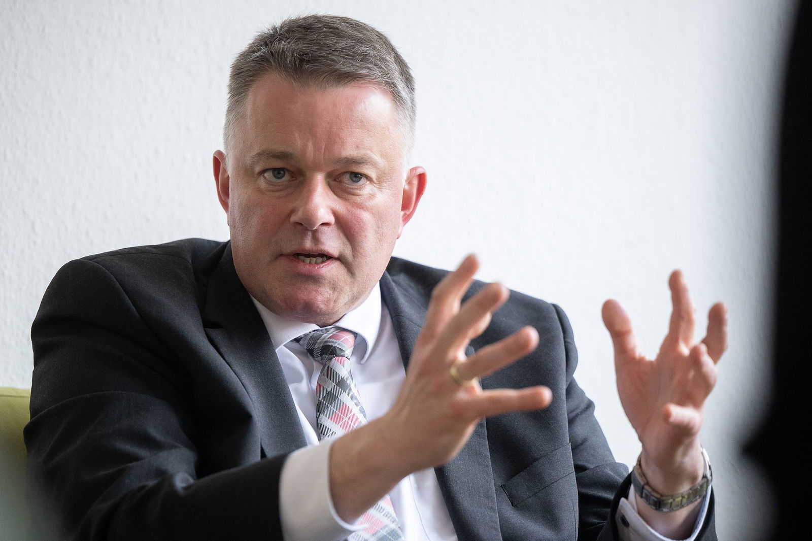 Oppositionsführer Schnieder appelliert, "mit aller Härte" gegen Drohungen und Hassmails vorzugehen. (Archivfoto)