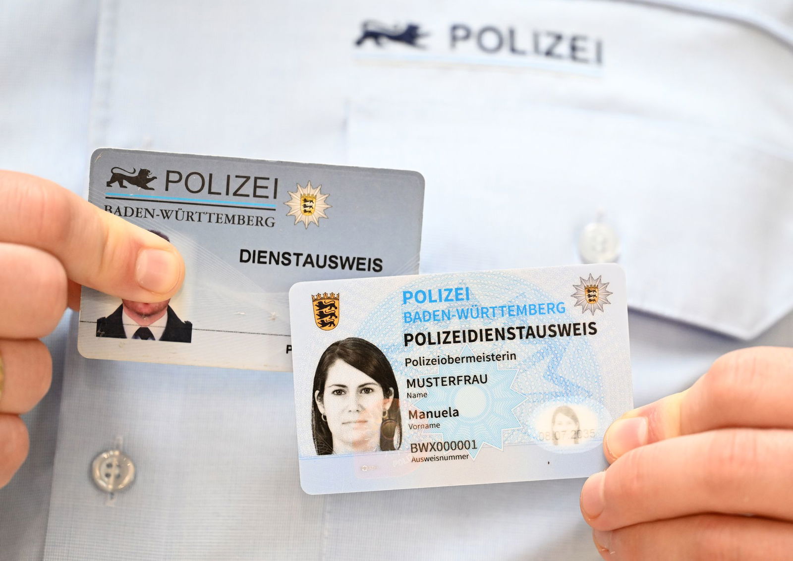In Baden-Württemberg gibt es derzeit zwei gültige Ausweis-Versionen für Polizisten.