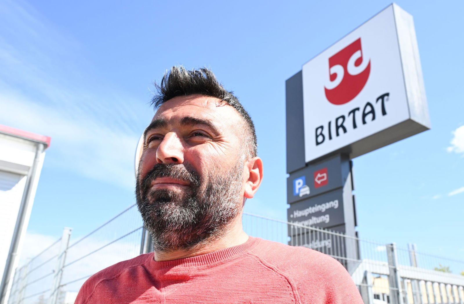 Muzayfe Doganer, Vorsitzender des Betriebsrats beim Dönerspieß-Hersteller Birtat freut sich über den Tarifabschluss. (Foto aktuell)