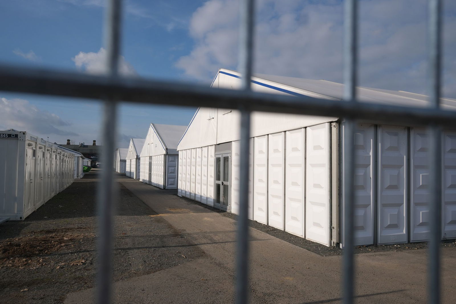 Im ersten Halbjahr zählte die Polizei Hunderte Straftaten gegen Asylbewerber außerhalb von Unterkünften. (Archivbild)