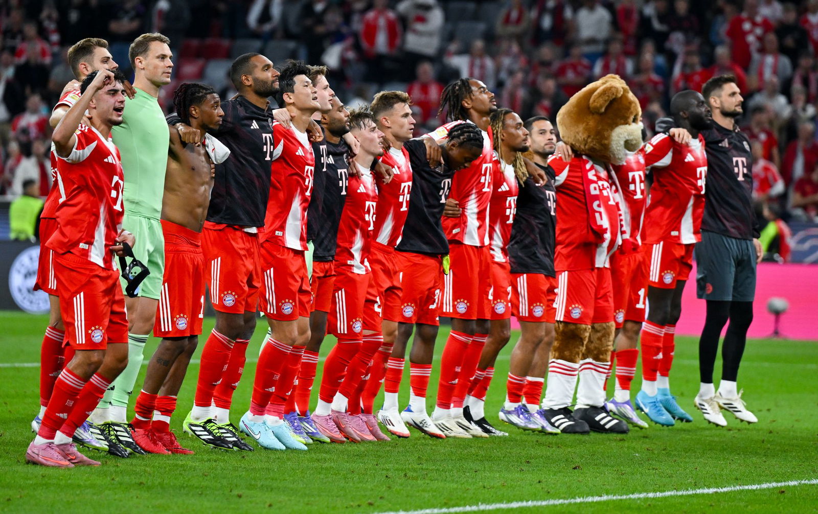 Neue Saison, gewohntes Bild: Die Bayern-Profis feiern vor ihrer Fankurve.