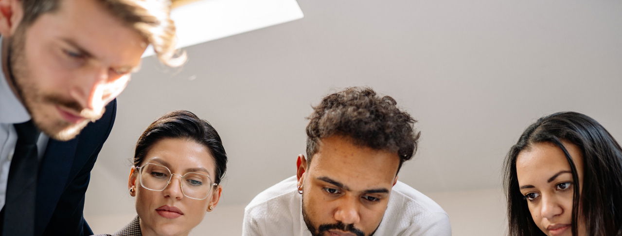 mitarbeiter schauen nach unten