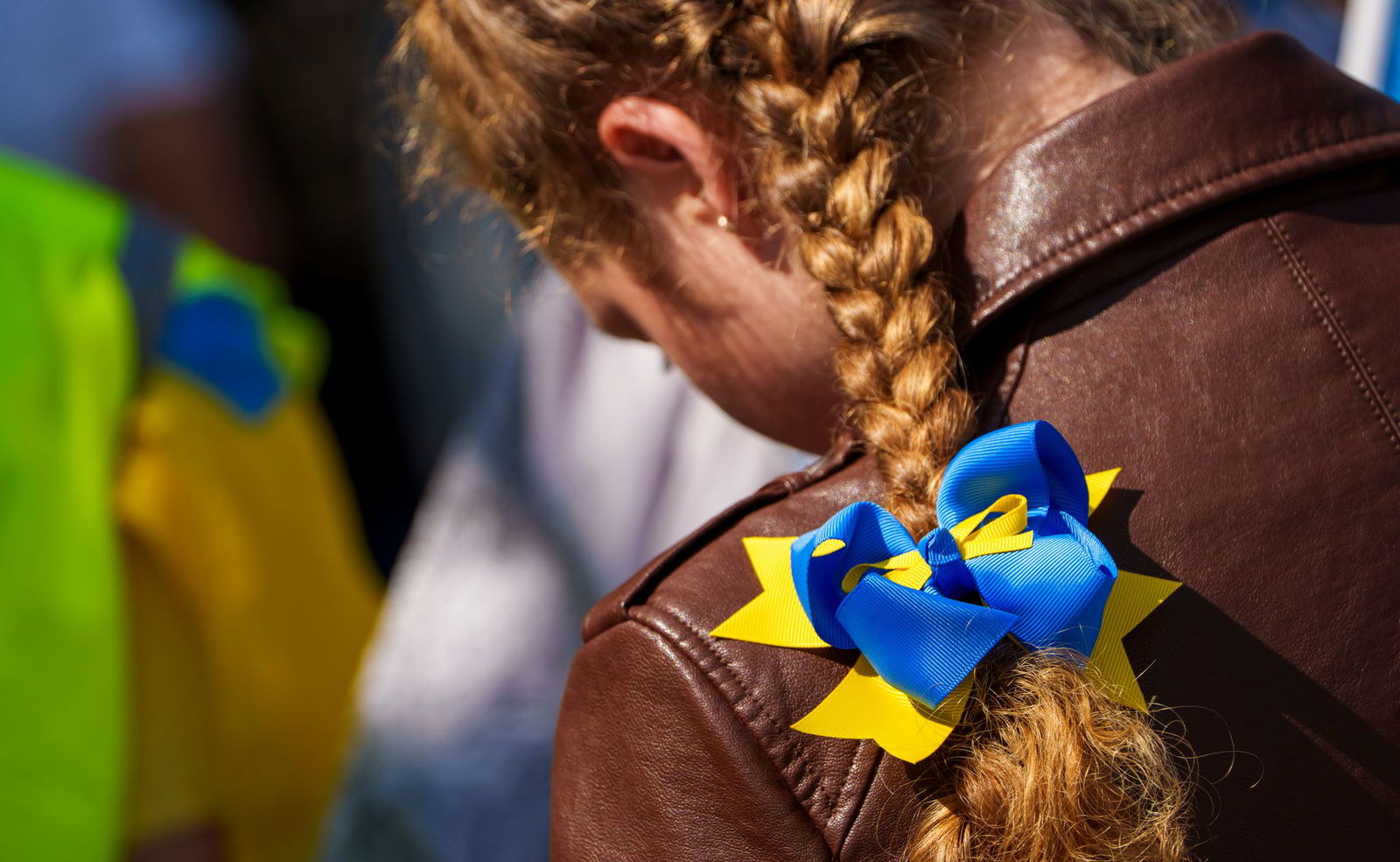 Die Farben der ukrainischen Flagge sind auch in den Haaren von Demonstrantinnen zu sehen gewesen.