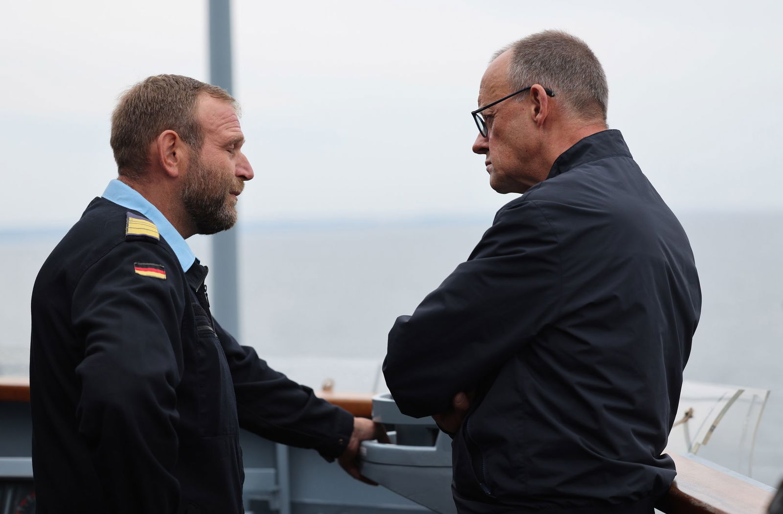 Der Bundeskanzler im Gespräch mit Fregattenkapitän Kübsch.