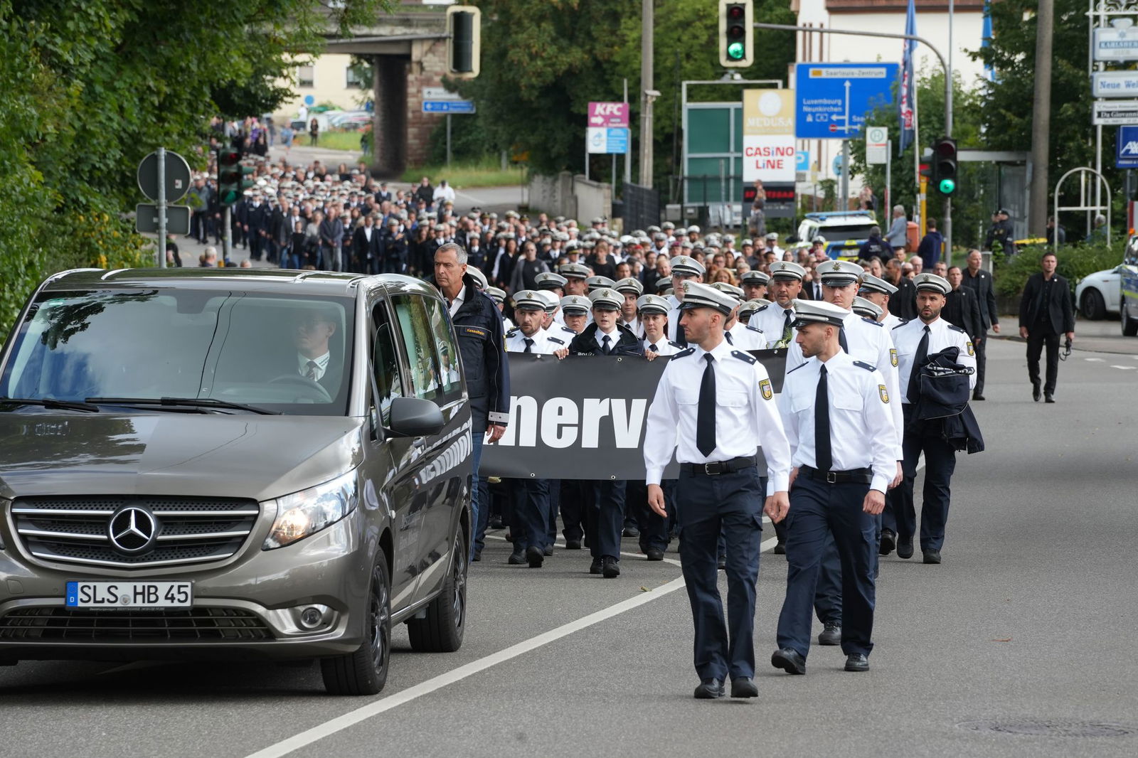 Andächtig zog der Trauermarsch durch Saarlouis