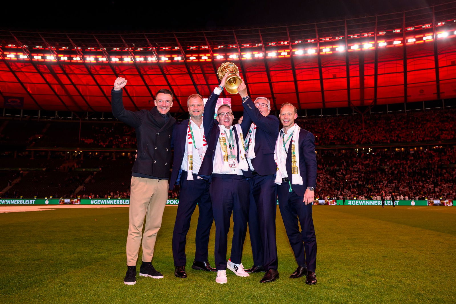 VfB-Marketingvorstand Rouven Kasper (r.) nach dem Stuttgarter DFB-Pokal-Triumph im Mai.