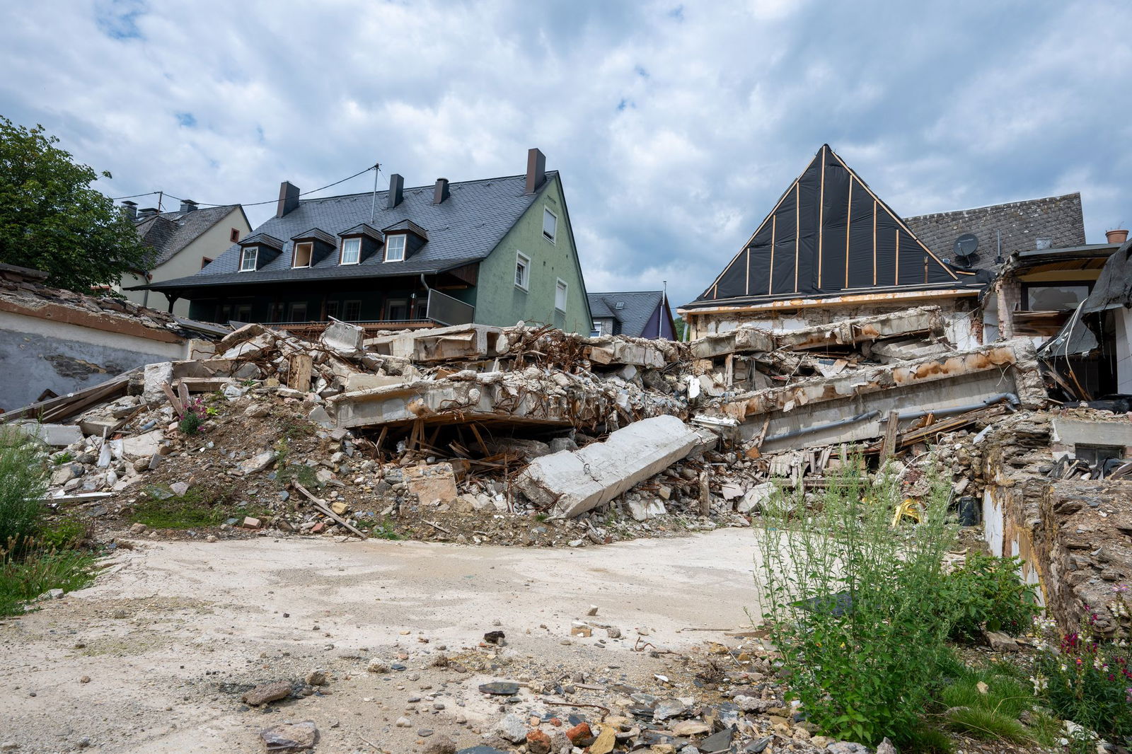 An der Unglücksstelle ist das Ausmaß der Katastrophe noch sichtbar.