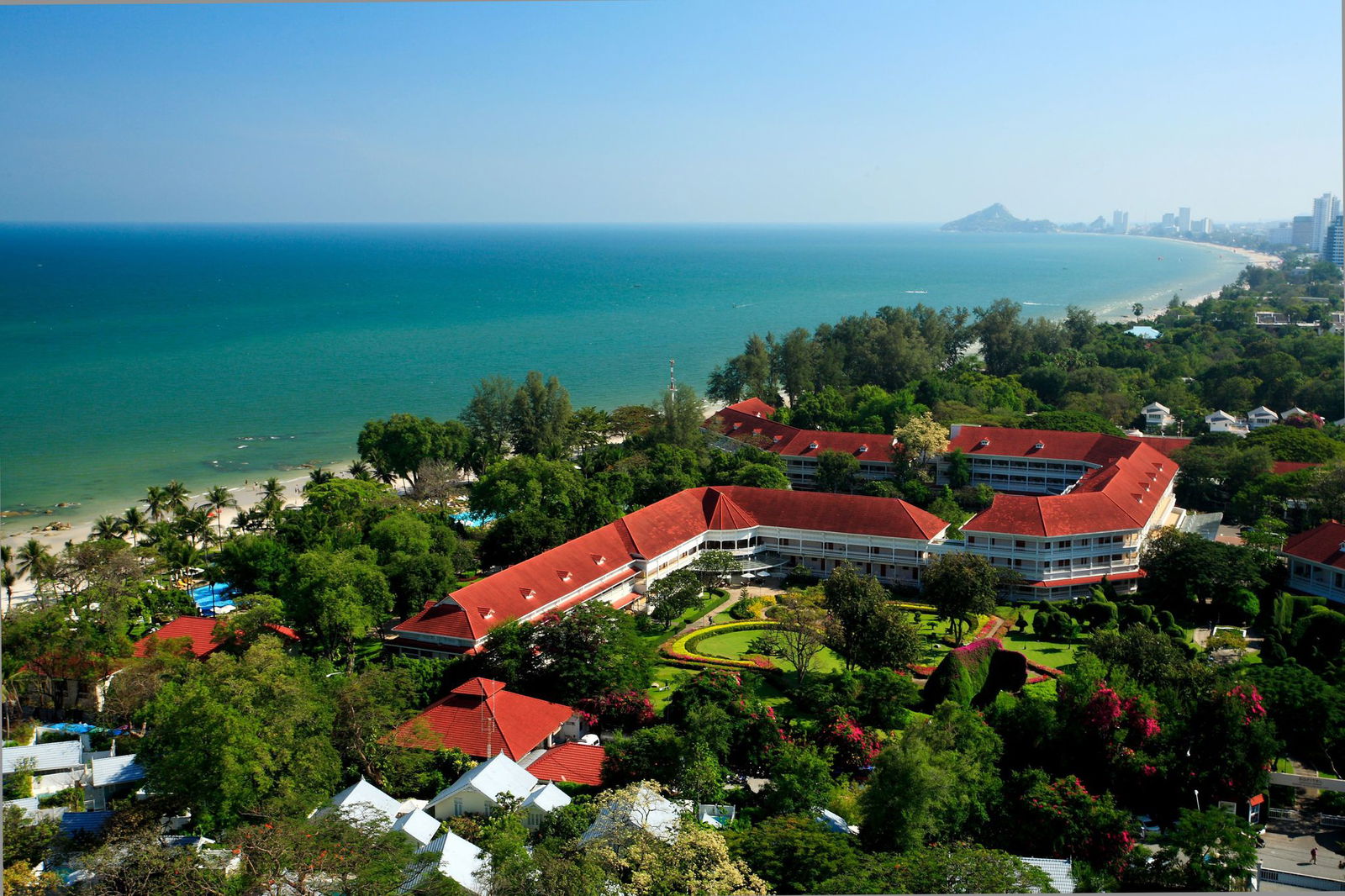 Auch Gebäude von Thailands führender Hotelkette Centara wurden schon als Filmkulisse ausgewählt - so das Centara Grand Beach Resort & Villas Hua Hin.