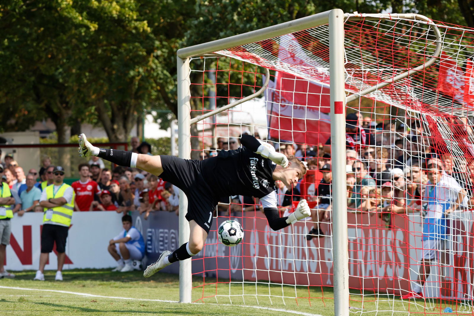 Gegentor zunächst verhindert: Bahlingens Keeper rettet in letzter Sekunde.