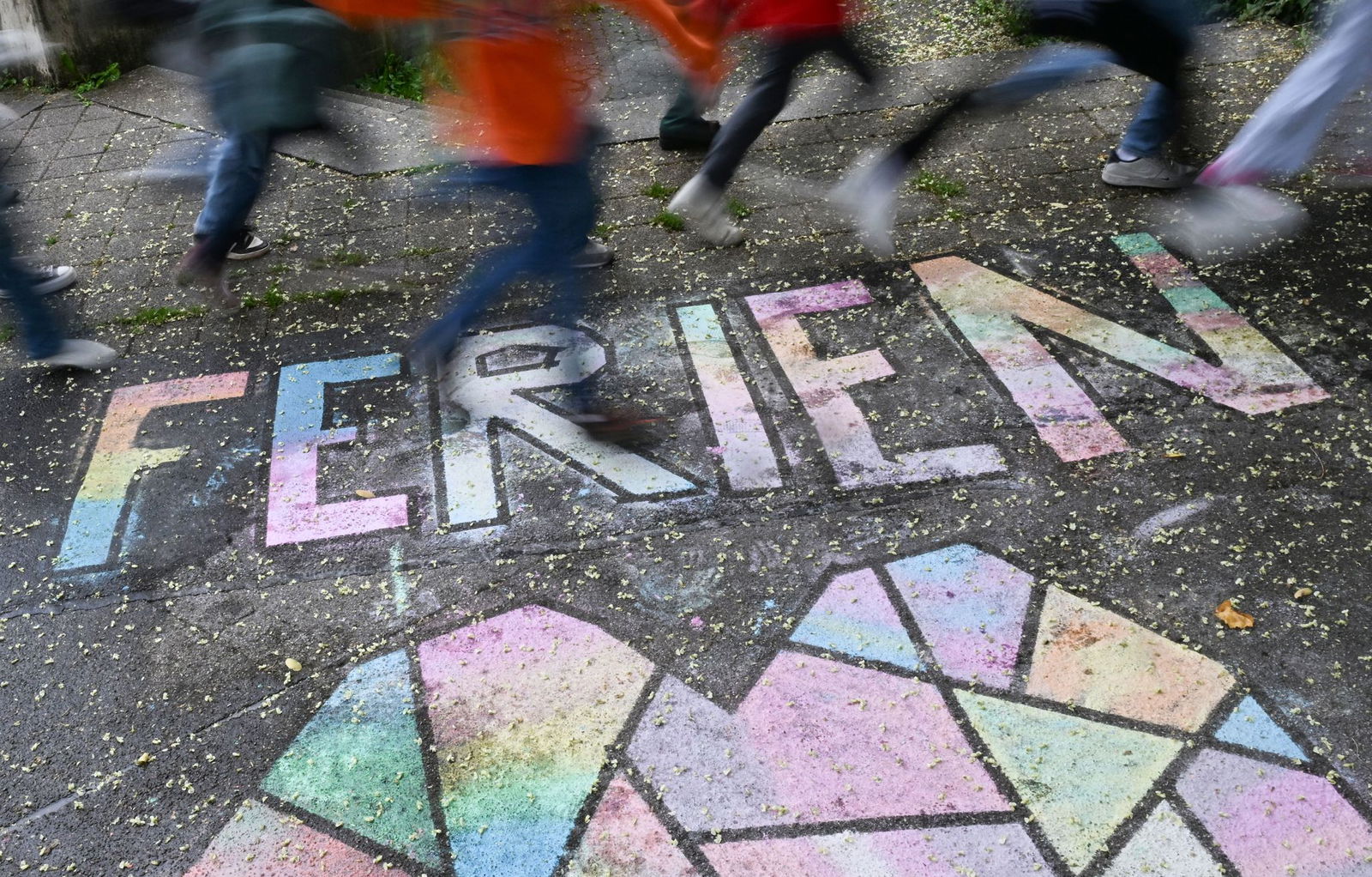 Die Sommerferien enden am 13. September. In der Zeit kann man auch mit weniger Geld für Abwechslung sorgen. (Archivbild)