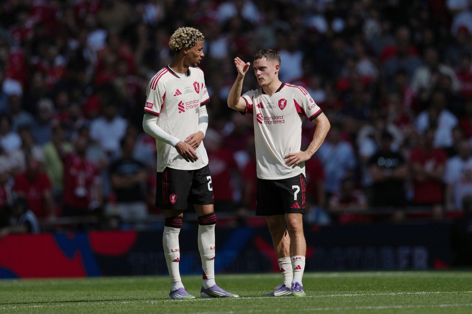 Müssen noch auf ihren ersten Titel mit Liverpool warten: Hugo Ekitiké (l.) und Florian Wirtz