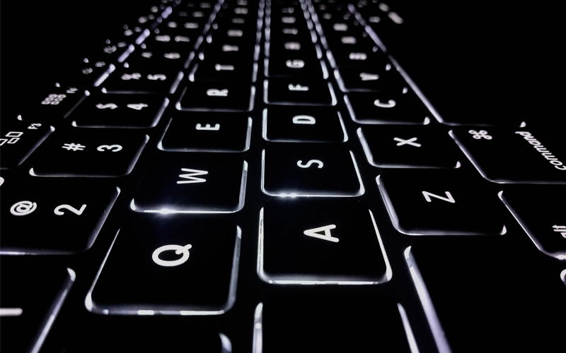 schwarze tastatur leuchtet