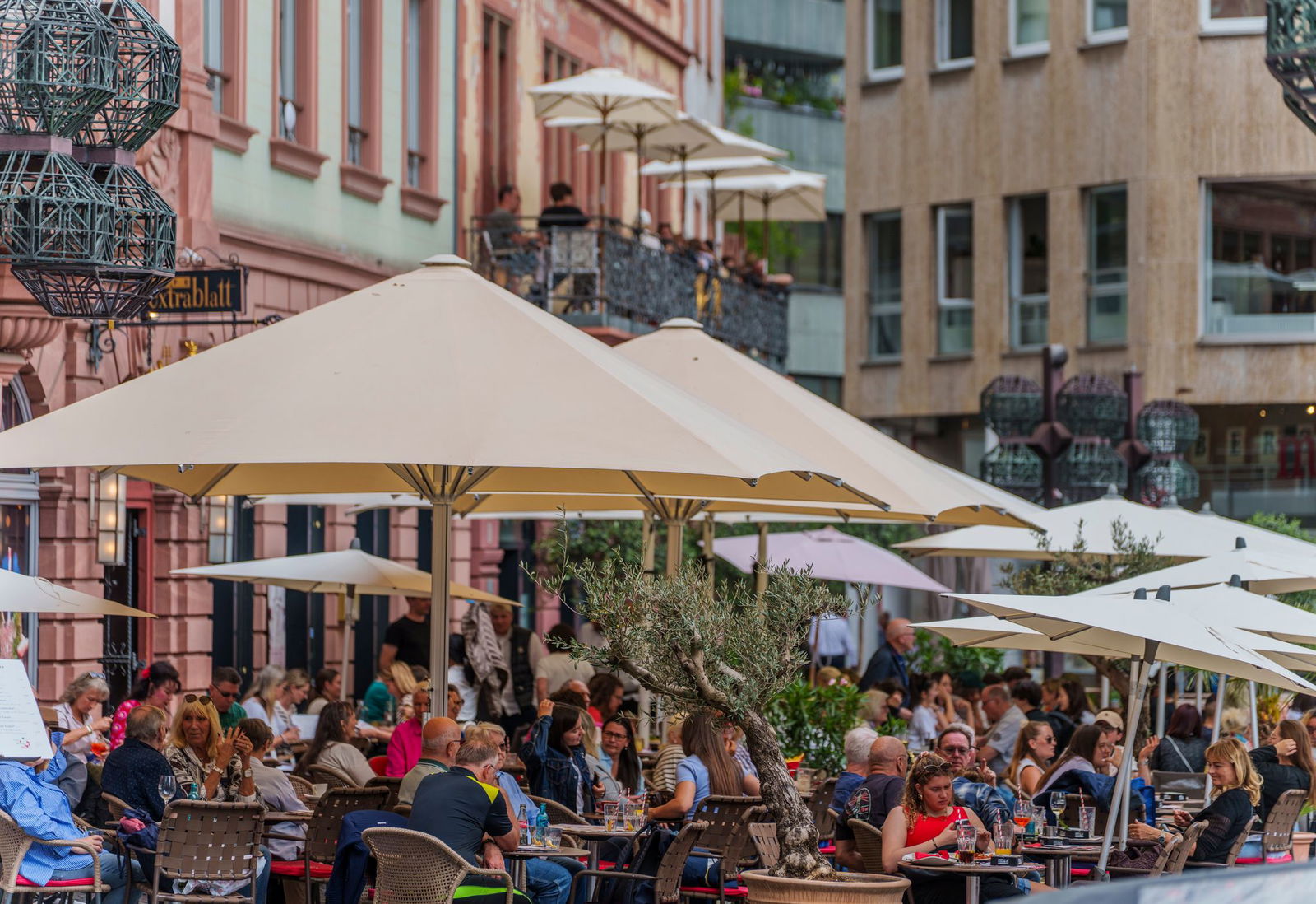 2025 gibt es wieder mehr Beschäftigte in der Gastro in Rheinland-Pfalz. Doch die Umsatzzahlen sinken. (Symbolbild)