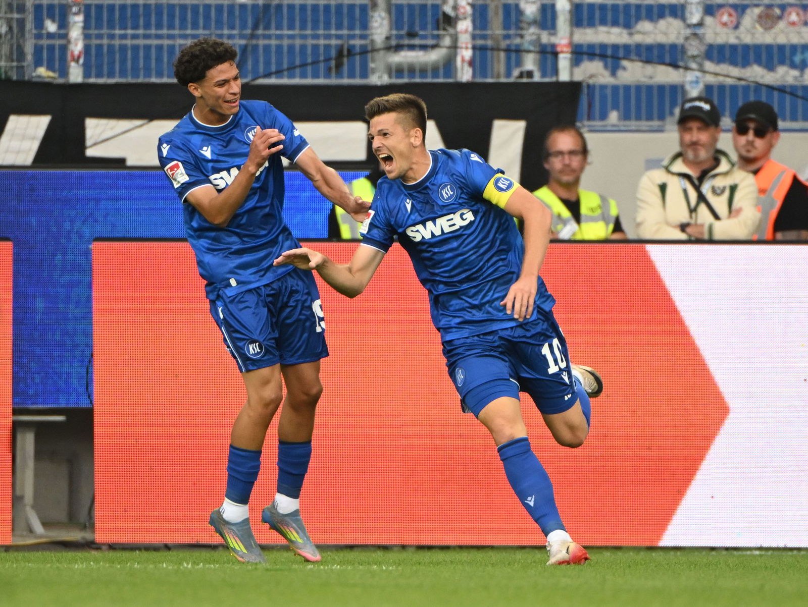  Marvin Wanitzek (r) erzielte nach Vorarbeit von  Louey Ben Farhat (l) das 2:0.