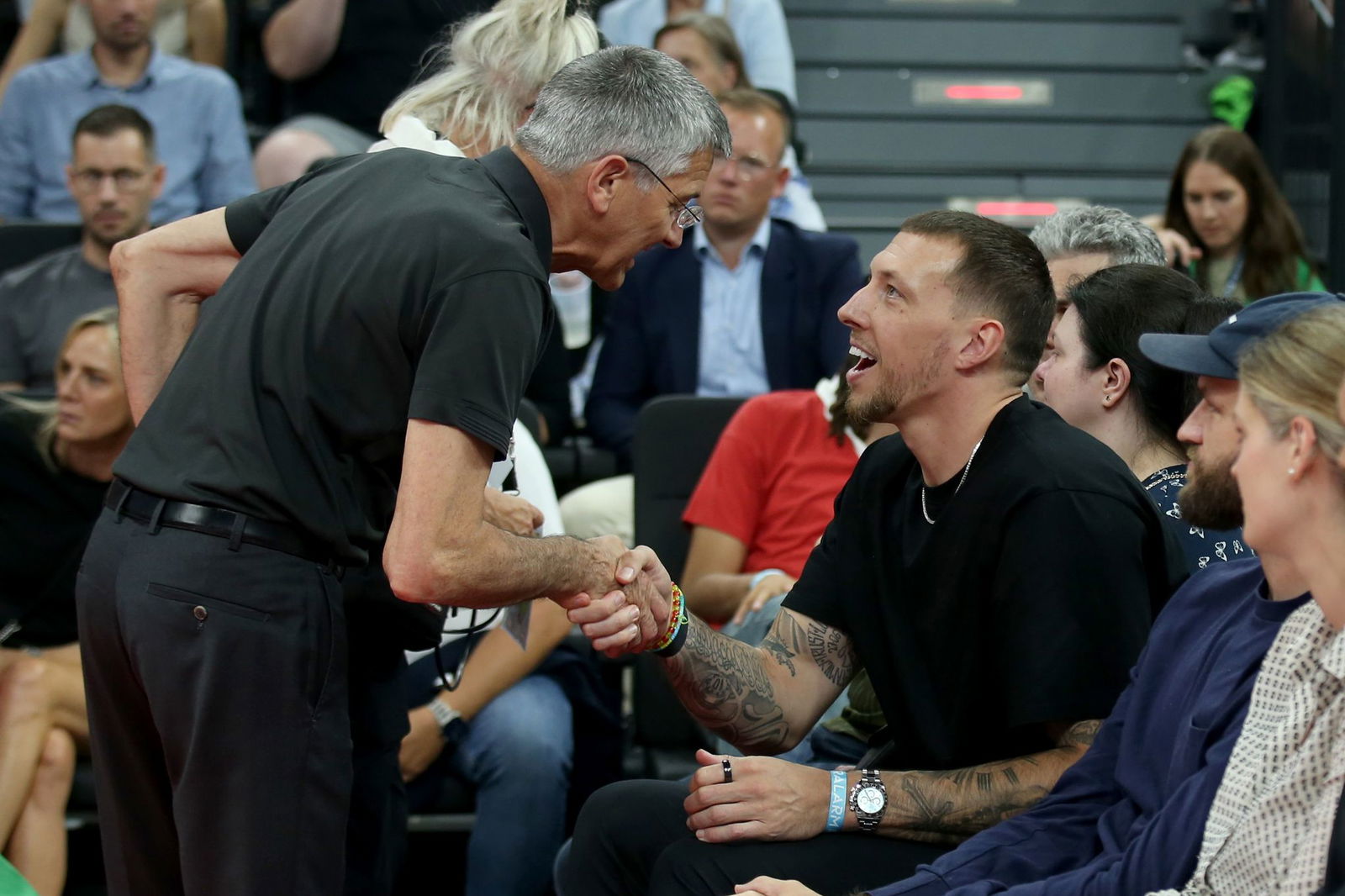 Sitzend und in zivil: So will der Bundestrainer Daniel Theis nicht sehen.