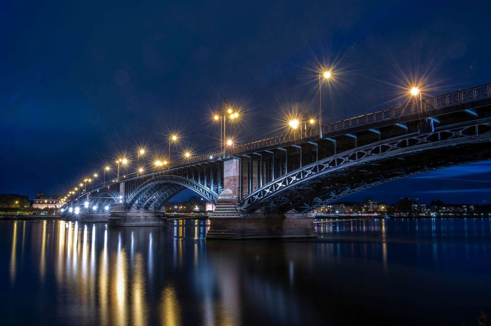 Nicht weit von der Theodor-Heuss-Brücke entfernt wurde der Schwimmer aus dem Rhein geholt. (Symbolbild)