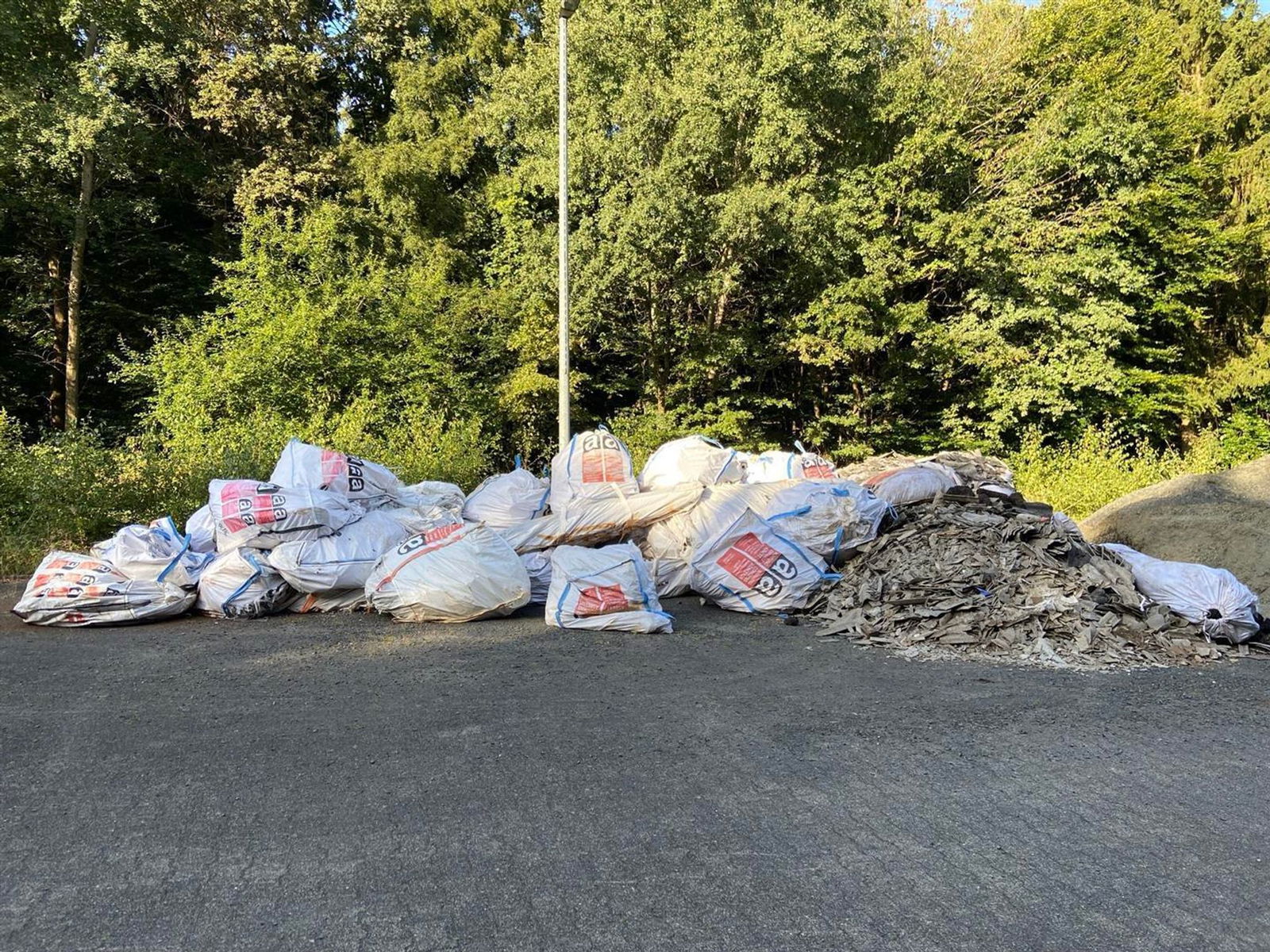 In illegalen Mengen soll der Müll abgeladen worden sein.