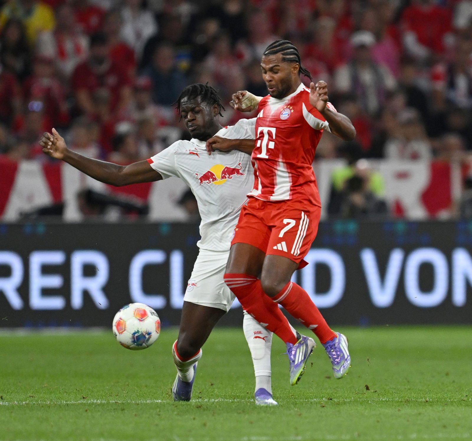 Serge Gnabry (r) war ein Aktivposten und an mehreren Bayern-Toren beteiligt.