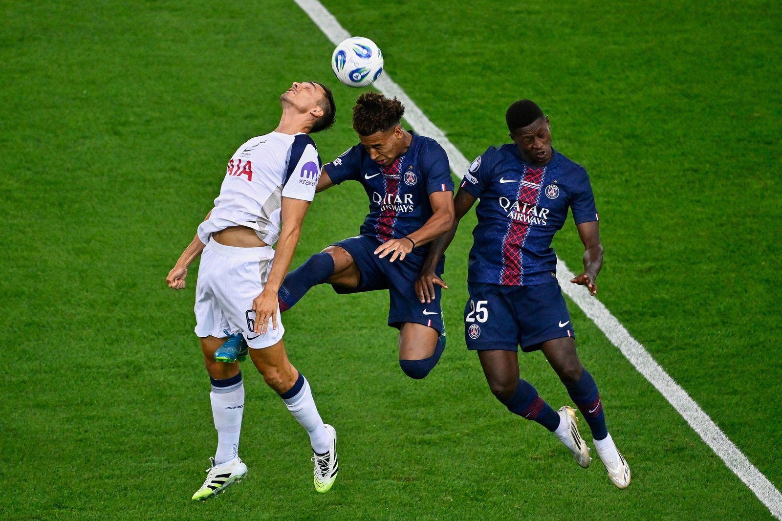Die beiden PSG-Spieler Desire Doué (M) und Nuno Mendes bedrängen Tottenhams Joao Palhinha (l). Palhinha kam in diesem Sommer vom FC Bayern München.