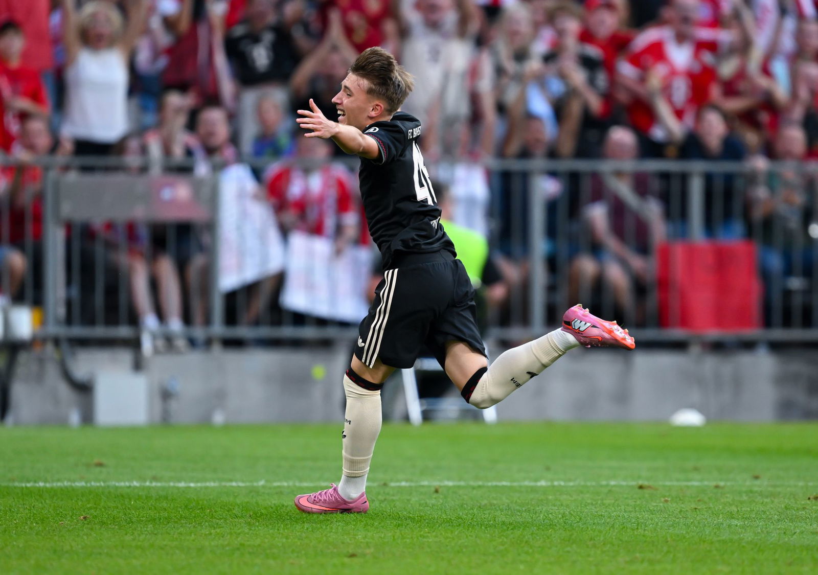Talent Lennart Karl hat seinen Vertrag bei den Bayern verlängert.