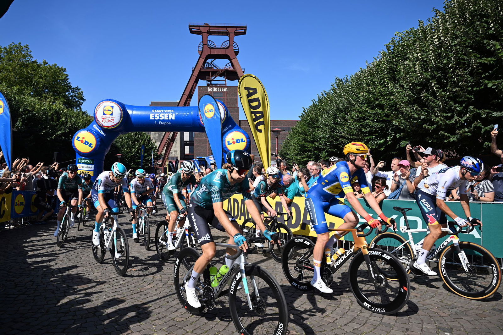 Die Radprofis starten in der Zeche Zollverein in Essen auf die erste Etappe der Deutschland Tour.