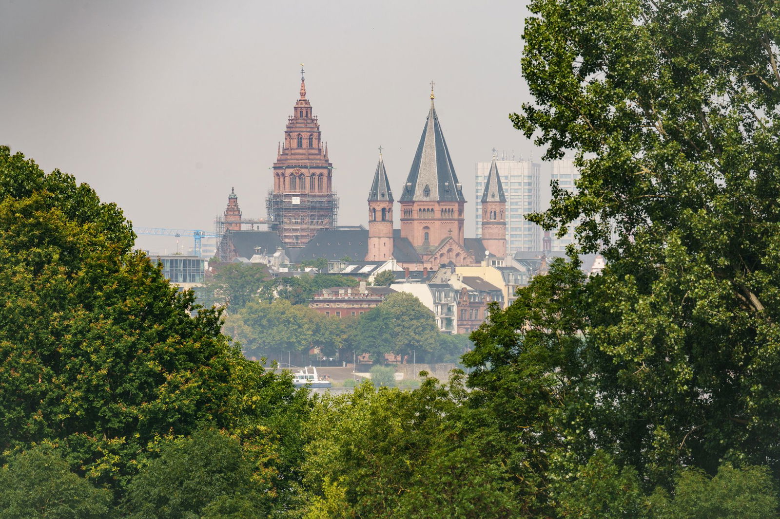 Wer im Schatten des Doms keinen kühlen Platz mehr findet, kann unter bestimmten Bedingungen auf ein Hotelzimmer ausweichen. (Archivbild)