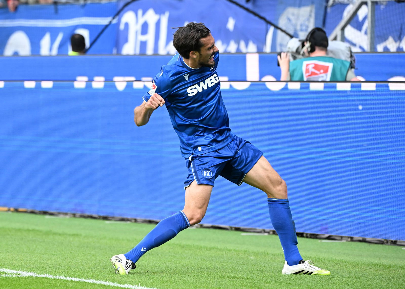 Karlsruhes Roko Simic bejubelt das 1:0.