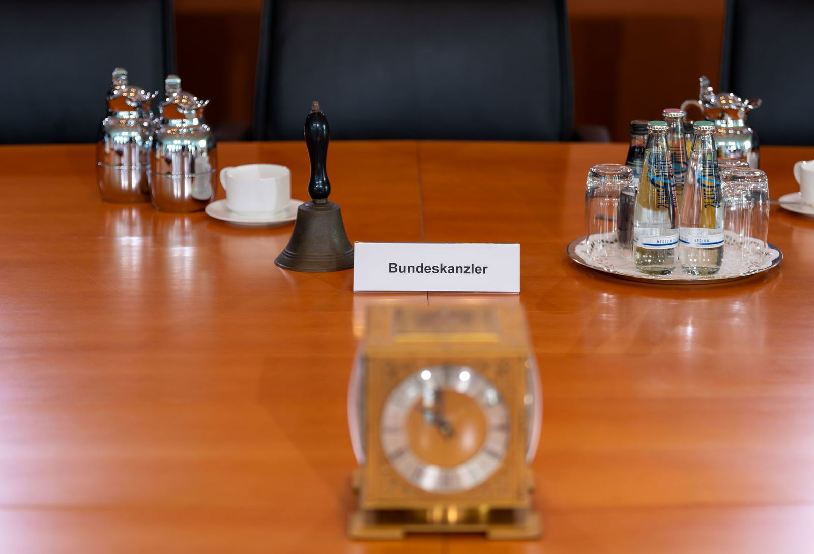 Merz leitete die Sitzung trotz Urlaubszeit.