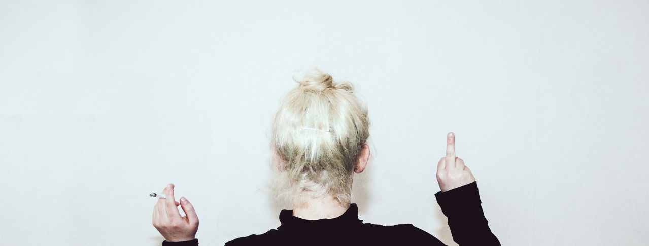 frau von hinten zeigt mittelfinger