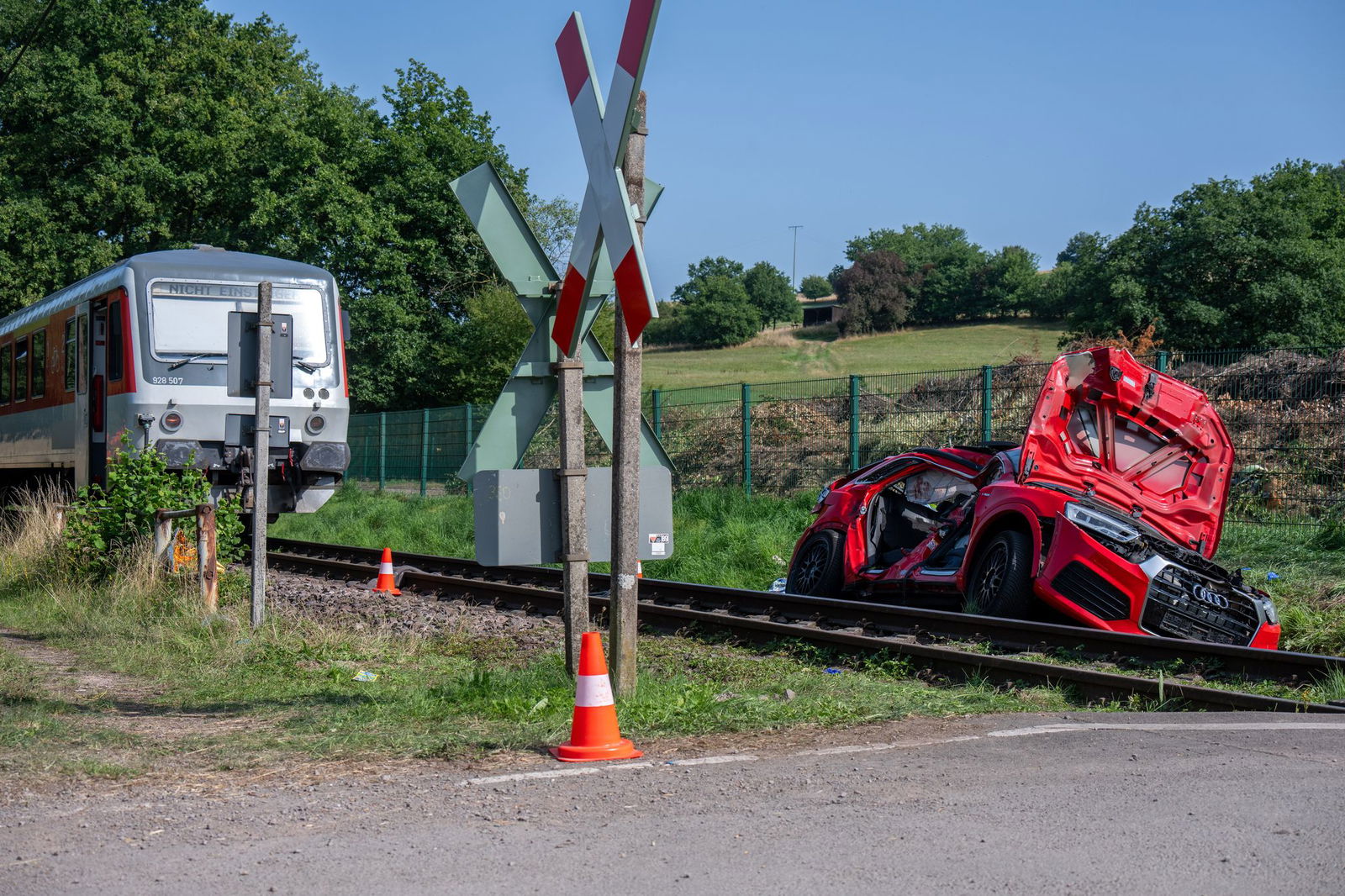 Ein 16-jähriges Mädchen stirbt bei einem Unfall an einem unbeschrankten Bahnübergang in Kusel. Das Auto, in dem sie saß, wurde beim Überqueren des Bahnübergangs von einem Zug erfasst. 