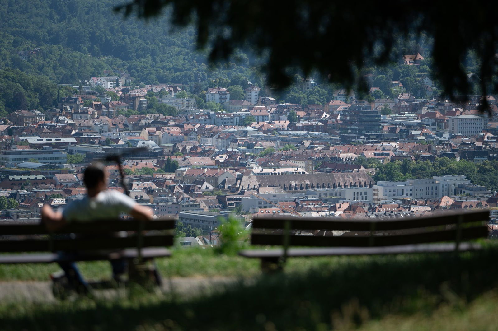 Vor allem in eng bebauten Großstädten gibt es bei Hitze nachts nur wenig Abkühlung. (Archivbild)