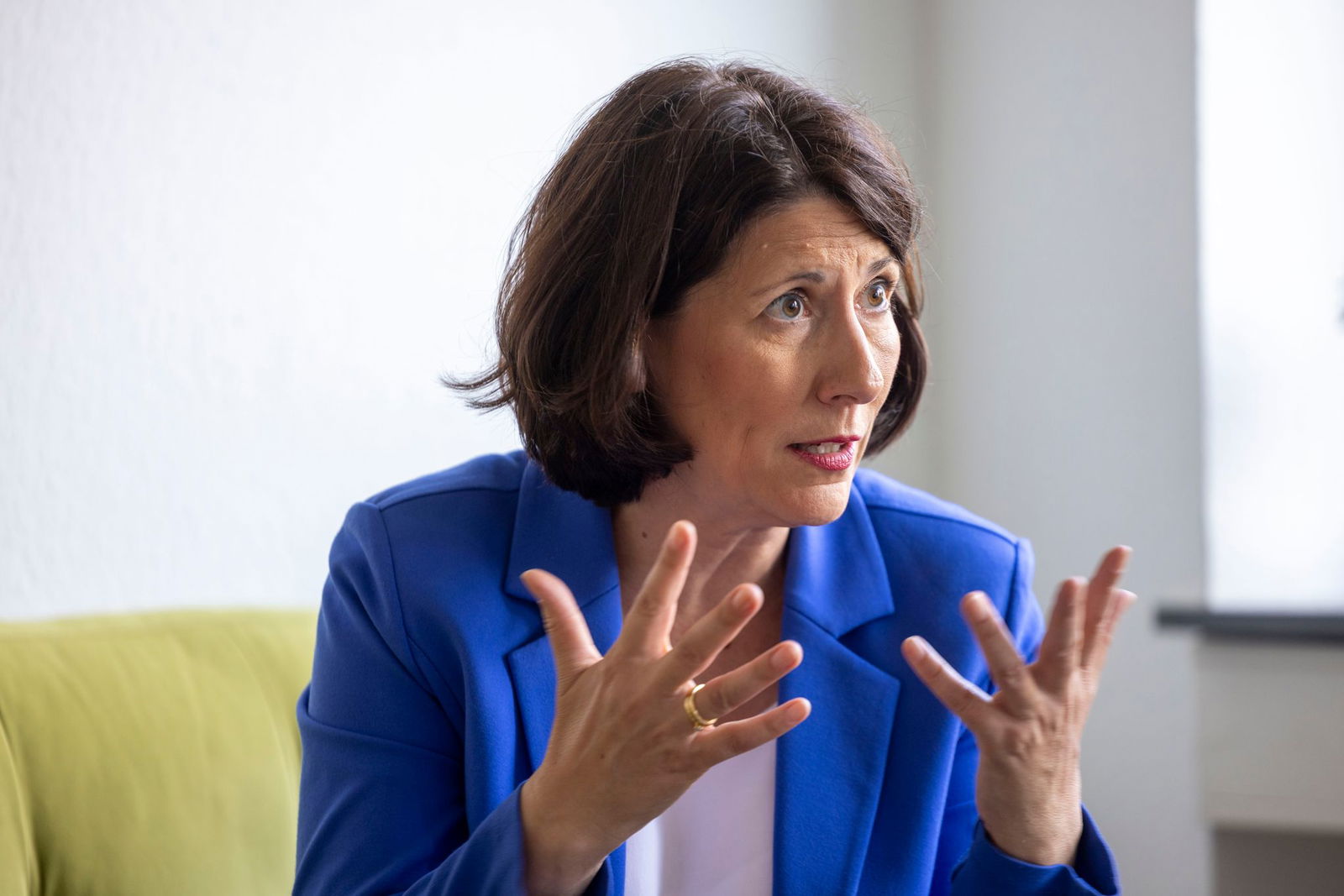 Behörden seien teils noch in einem Tempo, das einfach nicht mehr in die Zeit passt, sagt Schmitt. 