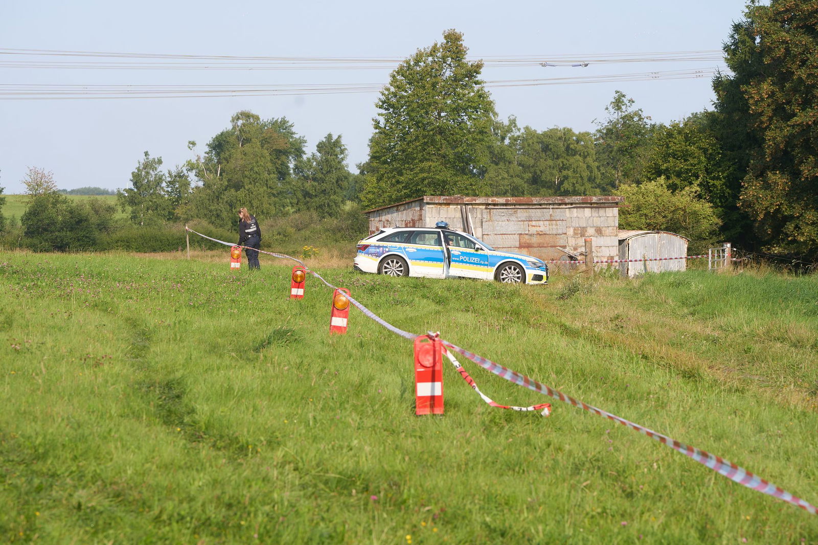 Die Polizei hat ein Gebiet nach dem Fund einer Leiche abgesperrt. 