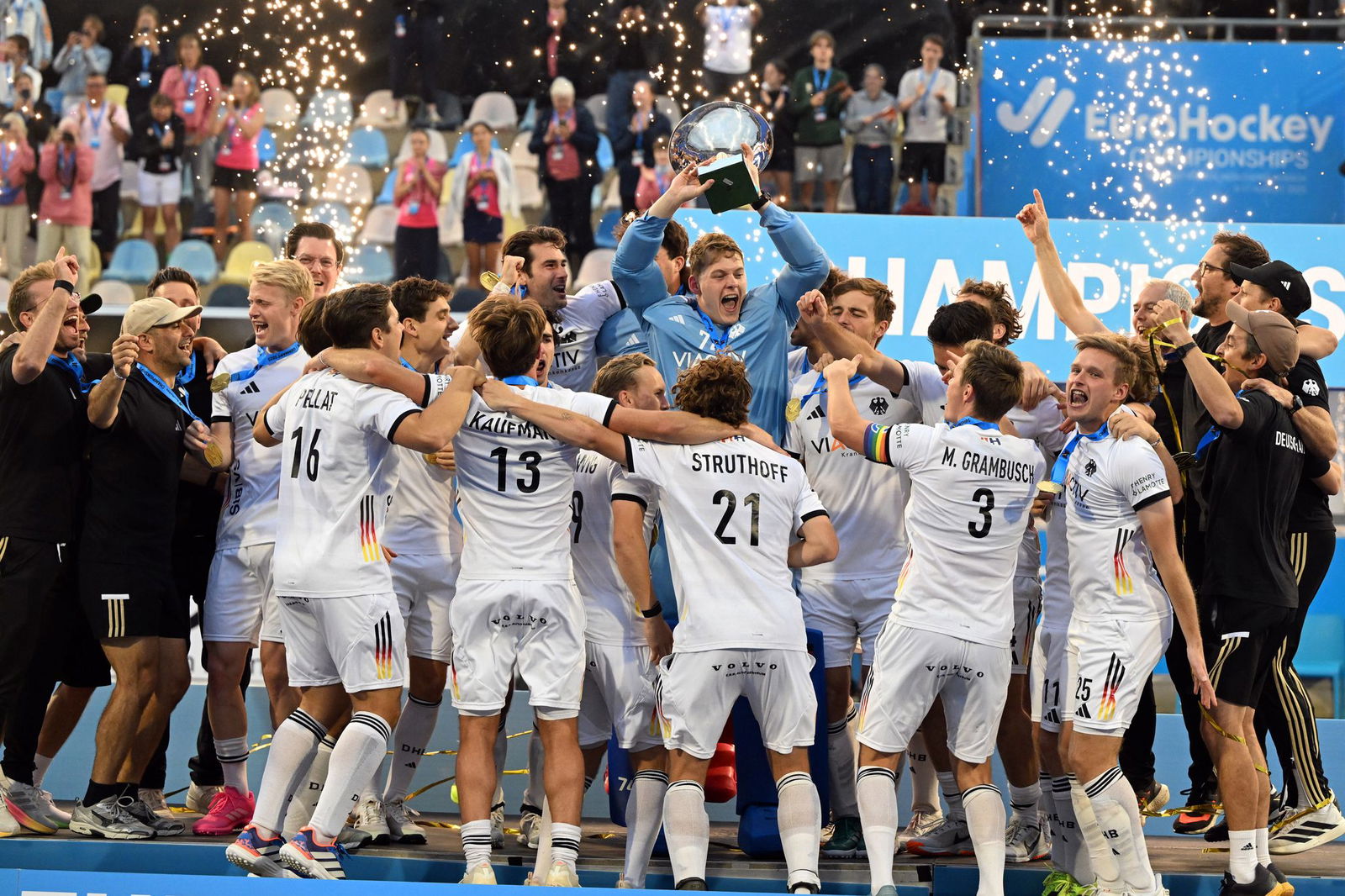 Das deutsche Hockey-Team feiert den insgesamt neunten EM-Titel.